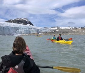 Озеро Styggevatnet является популярной отправной точкой для экскурсий с гидом по близлежащему леднику Austerdalsbreen, а также для каякинга среди айсбергов, откалывающихся от ледника.