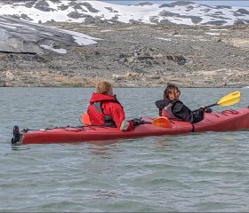 Путь на веслах до ледника Аустдальсбреен занимает от одного до полутора часов.