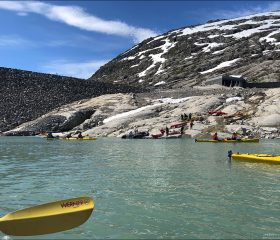 Спуск каяков на воду на озере Styggevatnet.