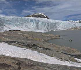 Озеро Styggevatnet упирается в 30-метровую стену ледника.