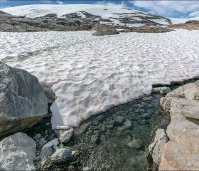 В верхней части ледника лежит не привычный снег, а фирн — промежуточная стадия между снегом и льдом.
Он выглядит как плотный, слегка зернистый наст, под ногами пружинит, но не проваливается, как рыхлый снег.