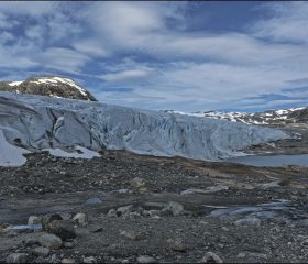 Austdalsbreen — один из самых динамичных рукавов ледниковой системы Jostedalsbreen, крупнейшего материкового ледника Европы.