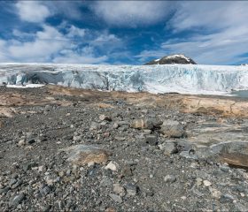Снизу ледник Austdalsbreen кажется монолитным, но стоит подняться — и становятся видны трещины, башни и провалы. Ледник похож на живой организм, который постоянно перестраивает себя.