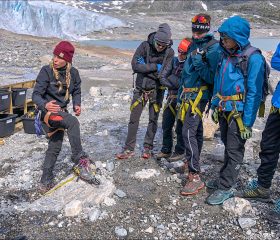 Инструктаж перед поднятием на ледник.