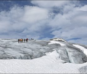 На Austdalsbreen верёвка — не «для красоты» и не только для новичков. Это базовая техника безопасности, даже для опытных альпинистов.