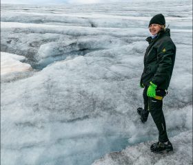 На леднике много crevasses (трещин), часть из них прикрыта тонким слоем снега и визуально почти не читается.