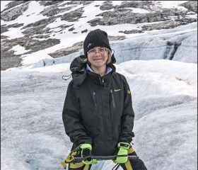 Саша в "кошках" и с ледорубом.