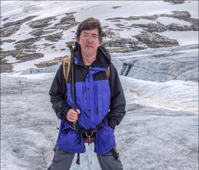 Лед здесь бугристый, с торосами, промоинами и ледяными каналами, по которым течёт талая вода.