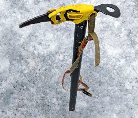 Ледоруб напоминает по внешнему виду кирку, и состоит из головки, штыка и рукоятки.