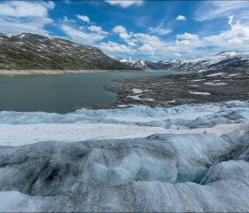 Ледник очень удобен для ходьбы, но главное — не сама ходьба, а то, что открывается вокруг: трещины, ледяные структуры, первозданная природа.