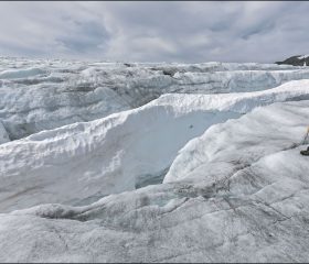 Продольный кревасс (трещина) — это разлом в леднике, который образуется, когда лёд растягивается при движении по неровному рельефу.