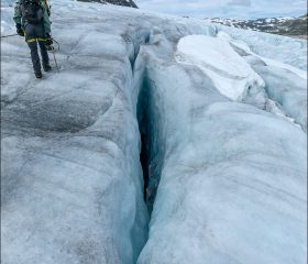 Кревасса часто выглядит безобидно сверху — щель 20–50 см, но внутри — расширение до нескольких метров, а дальше вниз — десятки метров пустоты.