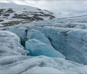 На поверхности ледника можно увидеть тёмные прожилки и пятна. Это моренный материал — пыль, песок, камни. Они попадают на ледник с окружающих склонов или «вытаскиваются» изнутри.
Иногда образуются целые полосы — как слои в торте.