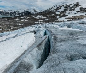 Форма трещин показывает направление, как именно движется ледник: растягивается, ломается, «течёт».