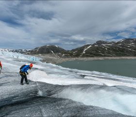 Желающих заглянуть в кревассу страхуют по типу "треугольника".