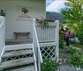 Villa Solvorn — очаровательный семейный гостевой дом, расположенный в идиллической норвежской деревушке Сольворн, на берегу Люстрафьорда (одного из ответвлений Согнефьорда).