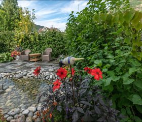 Сад и зона отдыха на территории отеля Villa Solvorn.