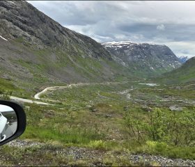 Дорога к озеру Styggevatnet от инфо-центра Breheimsenteret представляет собой 18-километровый маршрут, который на автомобиле занимает примерно 30–40 минут.