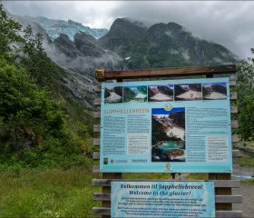 Suphellebreen — один из языков ледниковой системы Jostedalsbreen, расположенный над фьордом Fjærlandsfjorden в западной Норвегии.