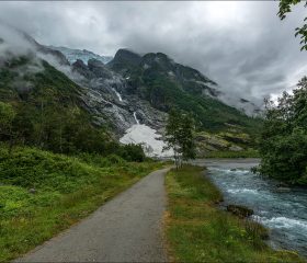 Suphellebreen — это классический ледниковый язык, который спускается с высокогорного плато, а затем постепенно «разваливается» на склоне.