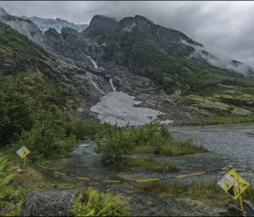 Suphellebreen, как и многие ледники Норвегии, заметно отступает. Фронт ледника теряет толщину, появляются участки обнажённой скалы, а линия льда поднимается выше по склону.