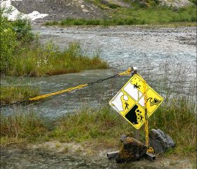 Предупреждающий знак у ледника.