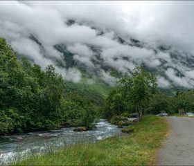 Талый поток Suphelleelva, насыщенный ледниковой мукой.