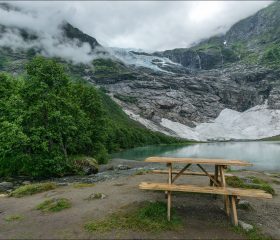 Нижняя часть ледника — собственно Supphellebreen — существует благодаря верхнему леднику Flatbreen. Supphellebreen «поддерживается в живых» только льдом, падающим сверху с Flatbreen.
