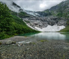 Ледник движется каждый день: лёд непрерывно поступает с края Flatbreen, расположенного на 800 метров выше. Это делает его так называемым регенерированным ледником — редкое явление в природе.