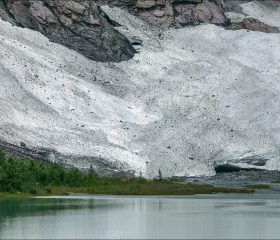 К сожалению, ледник Suphellebreen стремительно сокращается. С 2021 года ледник уменьшился на 73 метра — для сравнения, за предыдущее десятилетие (2011–2021) он сократился лишь чуть более чем на 30 метров.