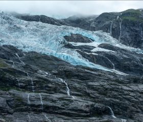 Верхняя часть Flatbreen, питающая нижний ледник, теряет массу, и эксперты предупреждают, что регенерированная нижняя часть может исчезнуть в ближайшие годы.