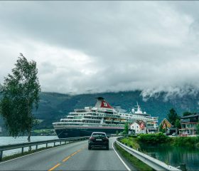 Небольшое круизное судно Balmoral ориентировано на исследование узких норвежских фьордов.