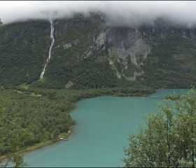 Гора Рамнефьеллет и водопад Рамнефьеллфоссен возле озера Луватнет.