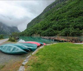 Лодочная станция на торце озера Lovatnet.