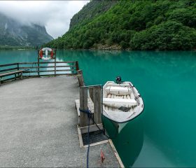 Цвет Lovatnet — не просто оттенок воды, а результат работы ледника. Мельчайшая каменная пыль, принесённая льдом, рассеивает свет так, что озеро начинает светиться изнутри — холодным бирюзовым.