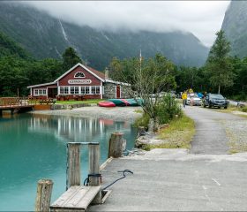 Озеро питается преимущественно талыми водами ледников, стекающими в долину Лодален.