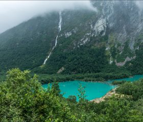 Бирюзово-голубой цвет озера Lovatnet особенно выражен летом, когда таяние ледников достигает максимума.
