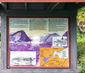 Памятный стенд об обширных оползнях 1905-го и 1936-го годов, повлёкших много человеческих жертв.