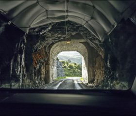 Туннель с однополосной дорогой на западе Норвегии.