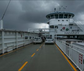 Паром MF Hadarøy работает на автопилоте: судно оснащено системой автоматического пересечения фьорда. Компьютер сам рассчитывает оптимальный маршрут, скорость, ускорение и торможение с учетом времени прибытия, минимизируя расход энергии. Капитан лишь контролирует процесс.