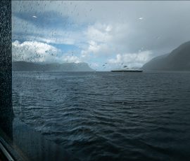 Встречный паром курсирует через фьорд Сульвугфьорд (Sulafjorden), один из самых глубоких в Норвегии.