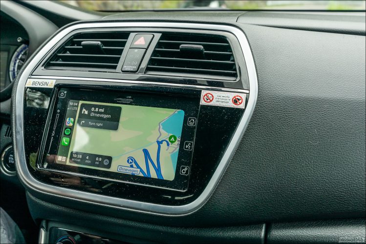 Экран навигатора в автомобиле, который показывает карту знаменитого серпантина «Дорога Орлов» (Ørnevegen). На дисплее отчетливо видны экстремальные зигзаги и крутые повороты этой горной трассы непосредственно перед спуском к Гейрангер-фьорду.