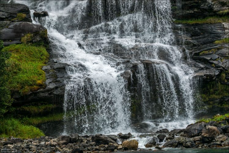 Нижний каскад водопада «Жених» (Friaren), где мощные струи воды впадают прямо в изумрудные воды Гейрангер-фьорда.