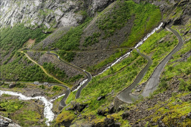 Виражи Trollstigen и бурный поток Стигфоссен прямо под колесами.