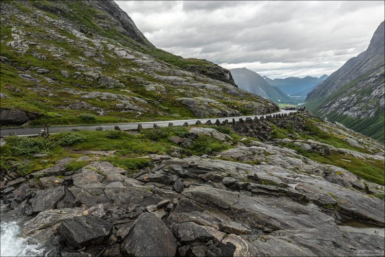 Самая верхняя петля серпантина «Лестница Троллей» (Trollstigen), выходящая на плато перевала. Дорога огорожена аутентичными старинными каменными отбойниками.