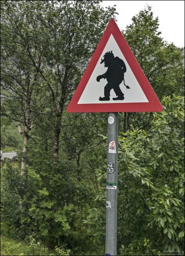 Уникальный дорожный знак Норвегии — «Осторожно, тролли!» (Trollskiltet), установленный у подножия «Лестницы Троллей» (Trollstigen). Это единственный в мире официальный предупреждающий знак с силуэтом мифического существа.
