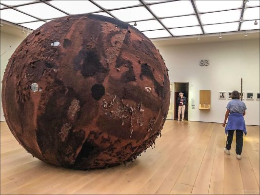 «Jordballong» (Земной шар) Ингхильд Карлсен. Монументальная войлочная сфера 1988 года, символизирующая хрупкость планеты.