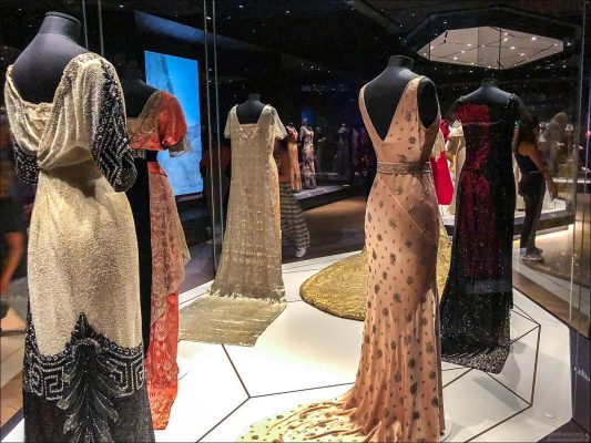 Гардероб королевы Мод (Dronning Maud) в Национальном музее Осло.
Королева Мод (супруга короля Хокона VII и внучка британской королевы Виктории) была признанной иконой стиля своего времени. Её гардероб конца XIX — начала XX века, включающий роскошные наряды от кутюр с изящной вышивкой, бисером, длинными шлейфами и тонкими кружевами, считается национальным достоянием Норвегии.