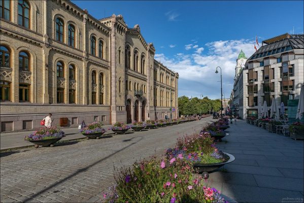 Здание норвежского Парламента (Стортинг). Архитектура 1866 года на главной улице Осло — Карла-Юхана.