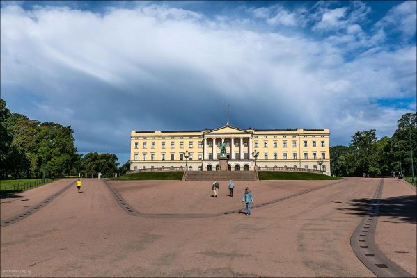 Королевский дворец в Осло. Главная резиденция норвежских монархов, построенная в стиле неоклассицизма в XIX веке.